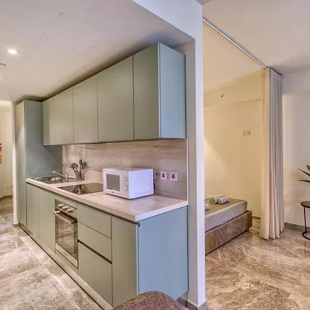 Official Mercury | With Rooftop Pool Access *