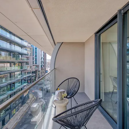 아파트 Official Mercury | With Rooftop Pool Access *