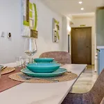 Official Mercury - With Rooftop Pool Access Apartment *